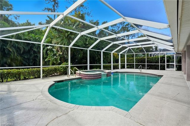 2268 Piccadilly CT, Naples, FL 34112