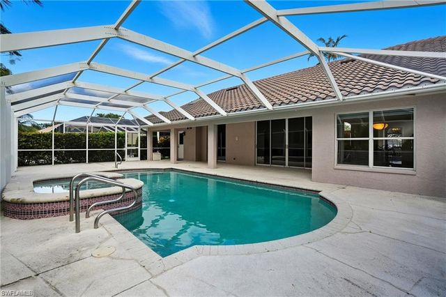 2268 Piccadilly CT, Naples, FL 34112