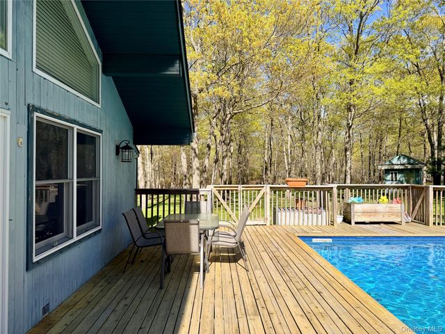 43B Old Squires Road, Hampton Bays, NY 11946