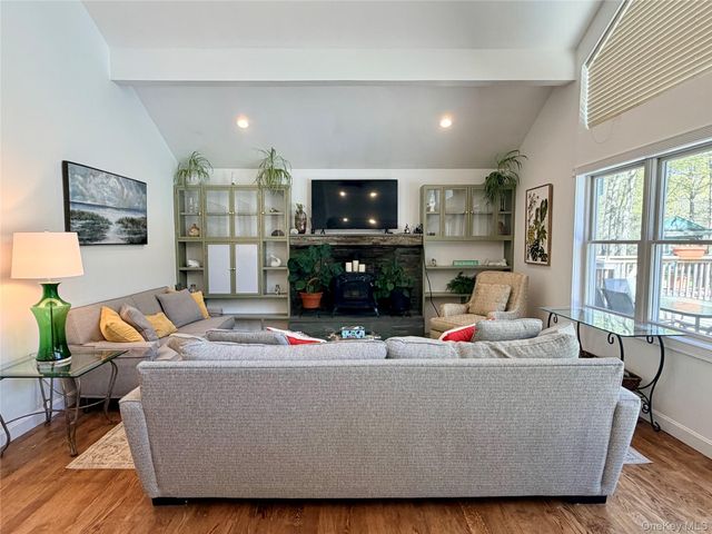 43B Old Squires Road, Hampton Bays, NY 11946