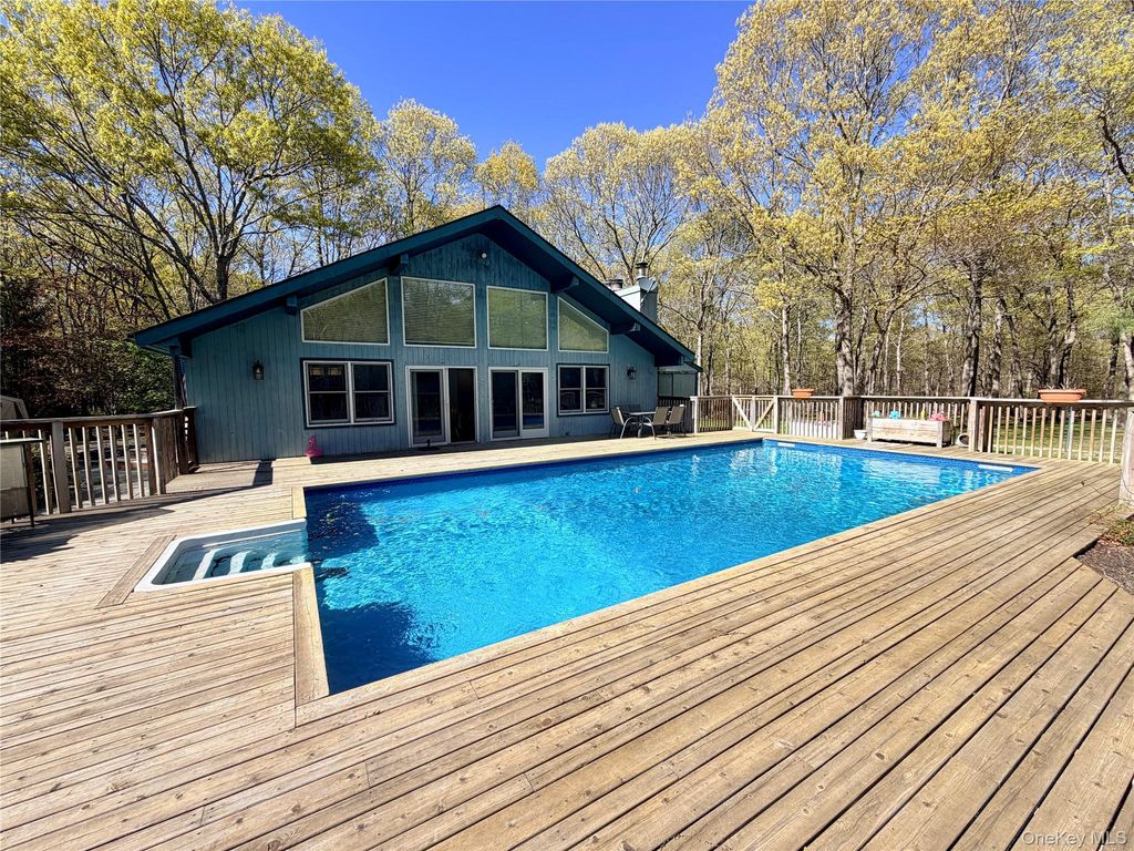 43B Old Squires Road, Hampton Bays, NY 11946