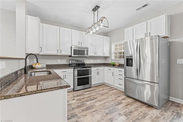 908 Windcastle Lane, Winston-salem, NC 27105