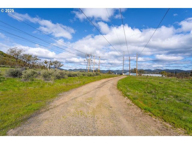 10695 KILDEE Ave, Central Point, OR 97502