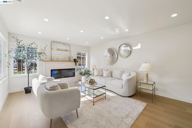 725 Alameda De Las Pulgas, Redwood City, CA 94061