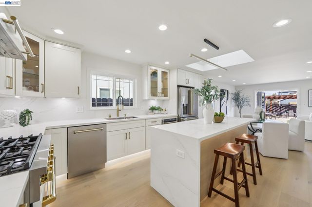 725 Alameda De Las Pulgas, Redwood City, CA 94061