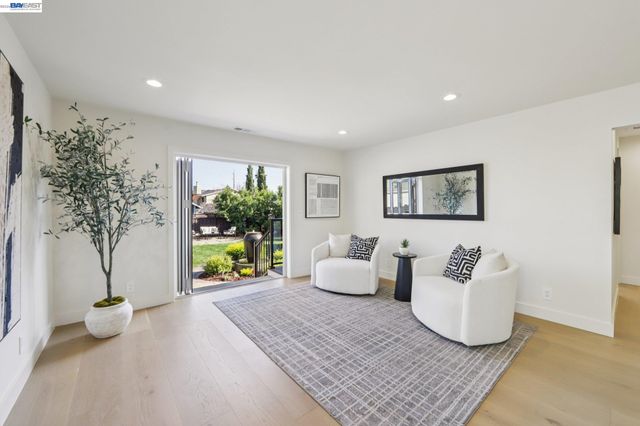 725 Alameda De Las Pulgas, Redwood City, CA 94061