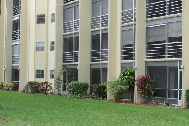 3755 Via Poinciana 203, Lake Worth, FL 33467