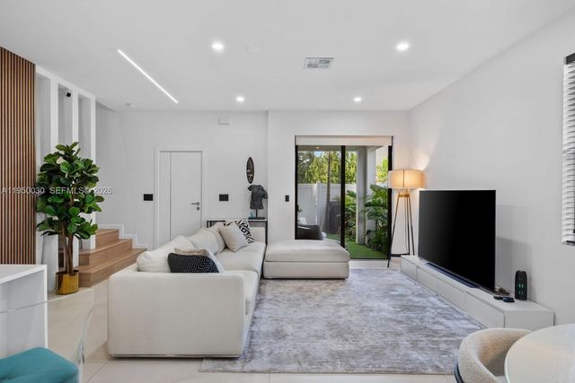 421 NW 17th St, Fort Lauderdale, FL 33311