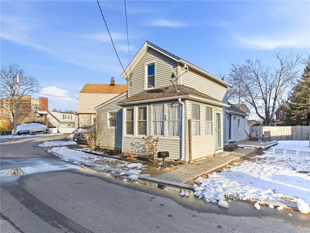 28 Jefferson Avenue, East Providence, RI 02915
