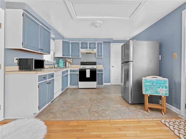 28 Jefferson Avenue, East Providence, RI 02915