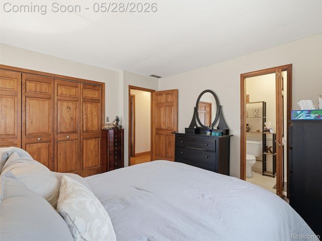 21156 Robinson Street, Farmington Hills, MI 48336
