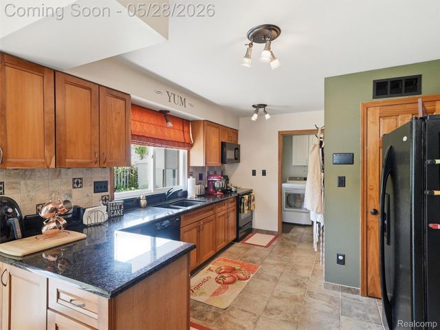 21156 Robinson Street, Farmington Hills, MI 48336