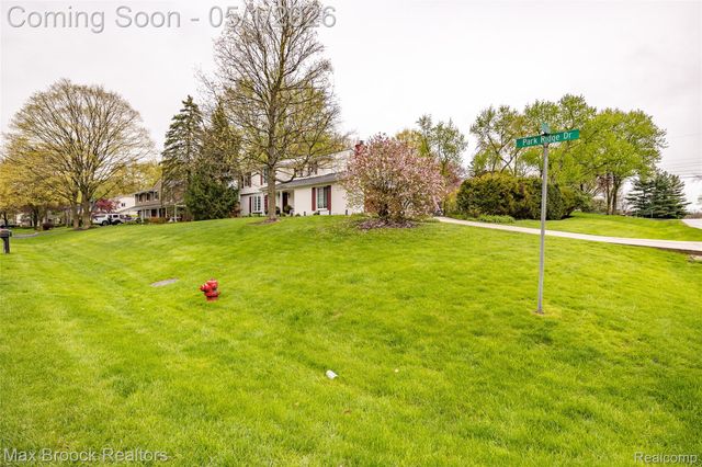 2275 Park Ridge Drive, Bloomfield Hills, MI 48304