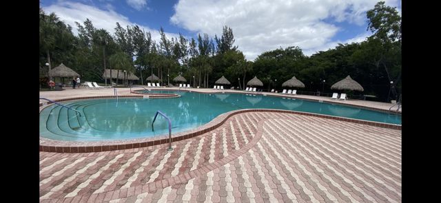 3160 HOLIDAY SPRINGS Boulevard 7-311, Margate, FL 33063