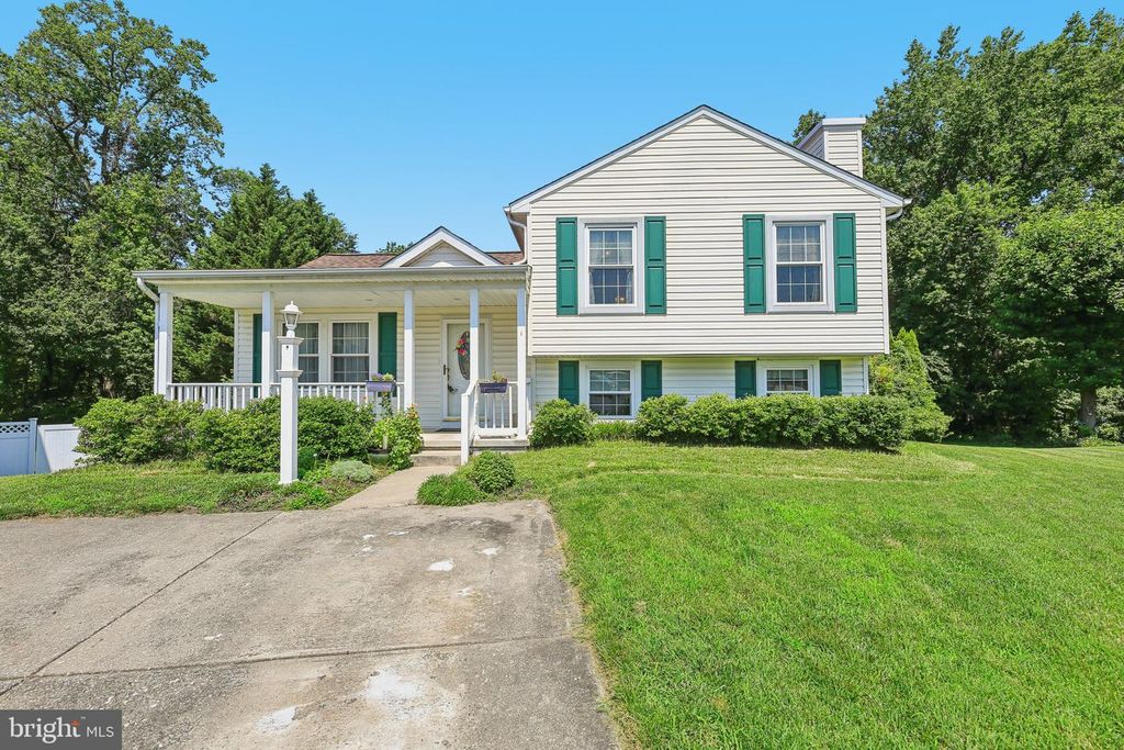 8 YEW CT, Essex, MD 21221