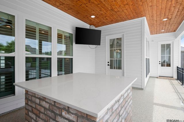 8787 Lake Carriage Dr, Baton Rouge, LA 70817