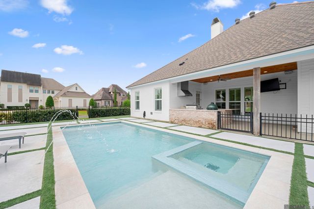 8787 Lake Carriage Dr, Baton Rouge, LA 70817