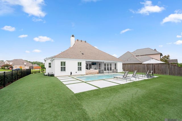 8787 Lake Carriage Dr, Baton Rouge, LA 70817