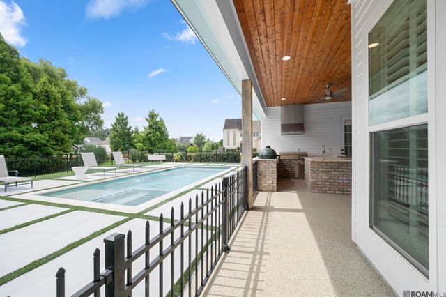 8787 Lake Carriage Dr, Baton Rouge, LA 70817