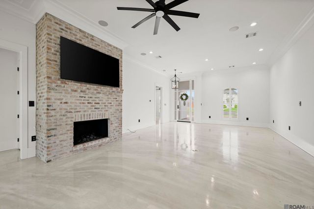 8787 Lake Carriage Dr, Baton Rouge, LA 70817