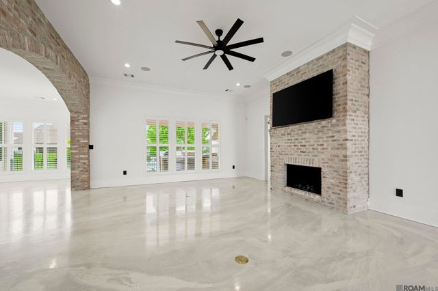 8787 Lake Carriage Dr, Baton Rouge, LA 70817