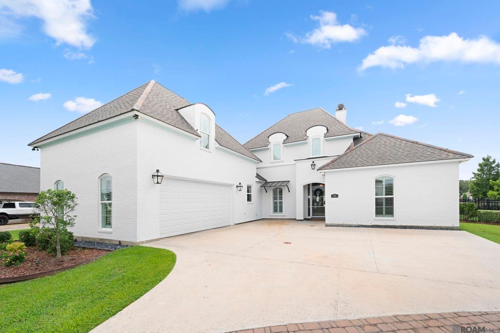 8787 Lake Carriage Dr, Baton Rouge, LA 70817