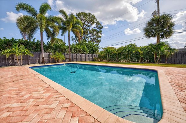 1762 NE 38th Street, Oakland Park, FL 33334
