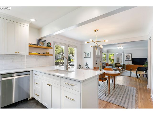 5555 Se STARK St, Portland, OR 97215