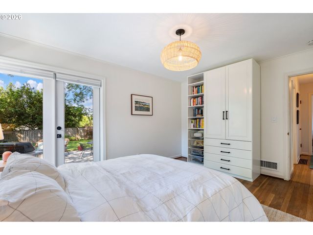5555 Se STARK St, Portland, OR 97215