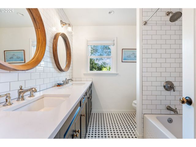 5555 Se STARK St, Portland, OR 97215