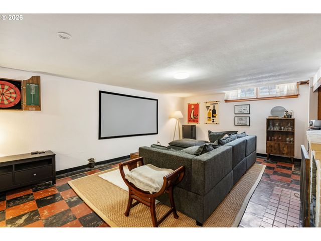 5555 Se STARK St, Portland, OR 97215