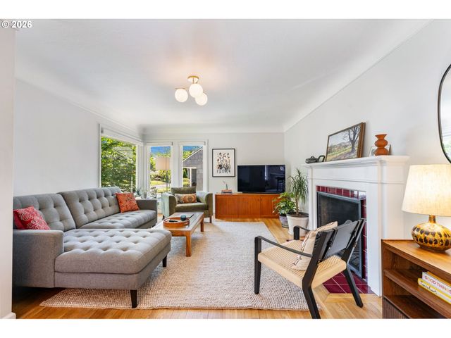 5555 Se STARK St, Portland, OR 97215