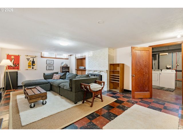 5555 Se STARK St, Portland, OR 97215