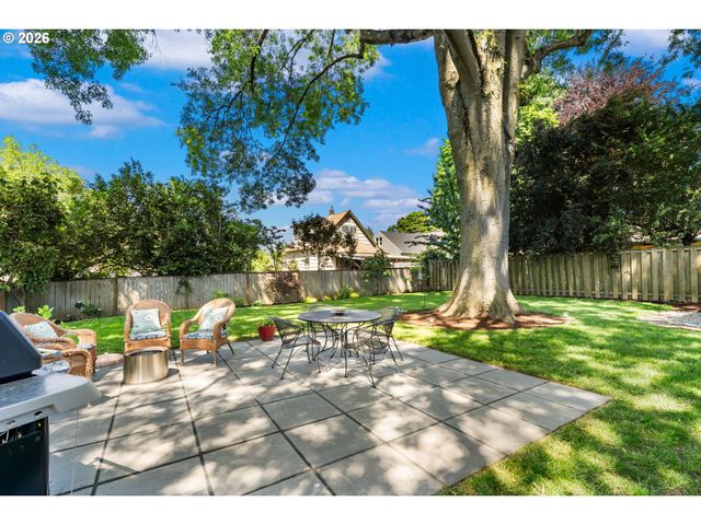 5555 Se STARK St, Portland, OR 97215