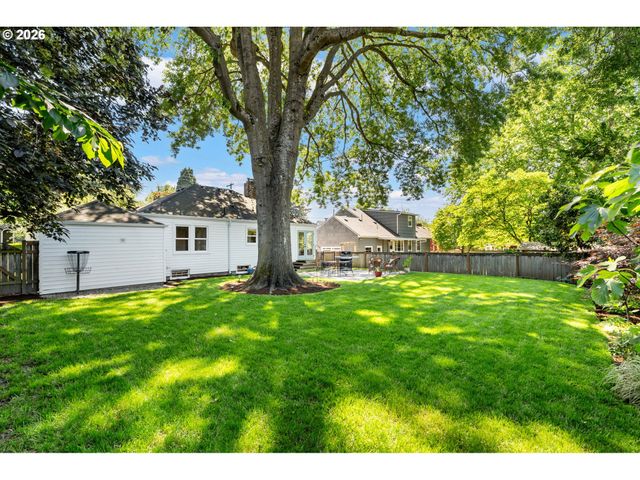 5555 Se STARK St, Portland, OR 97215