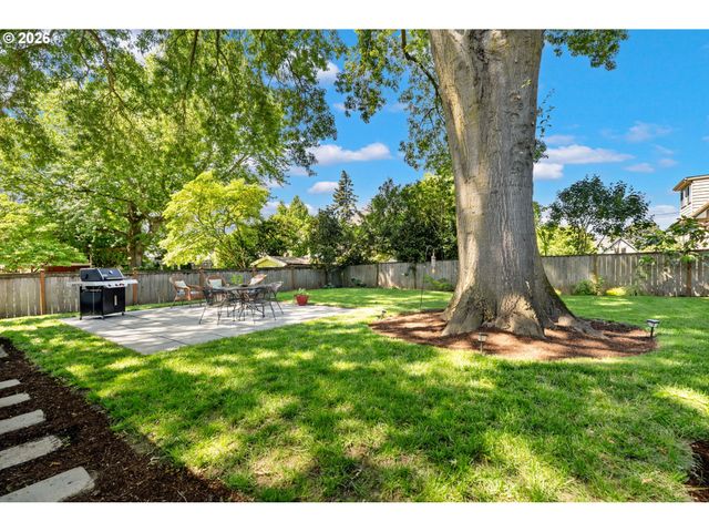 5555 Se STARK St, Portland, OR 97215