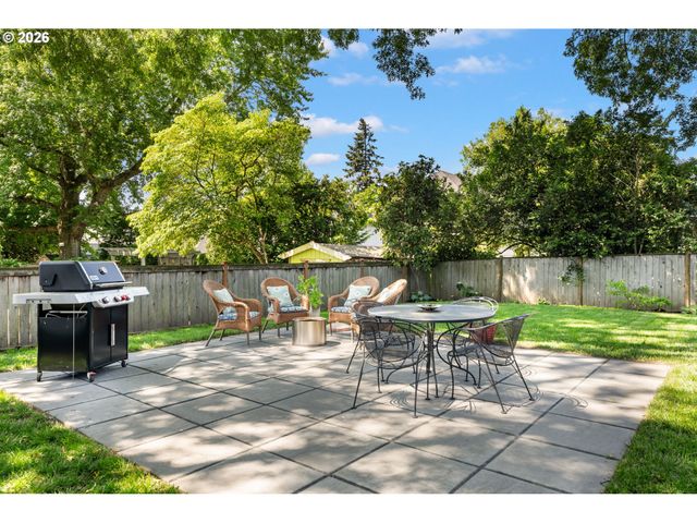 5555 Se STARK St, Portland, OR 97215
