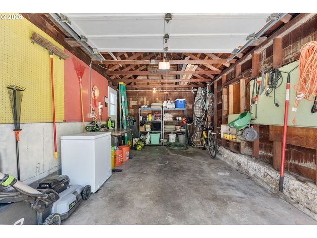 5555 Se STARK St, Portland, OR 97215