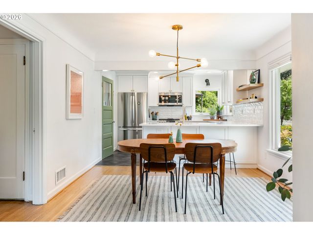 5555 Se STARK St, Portland, OR 97215