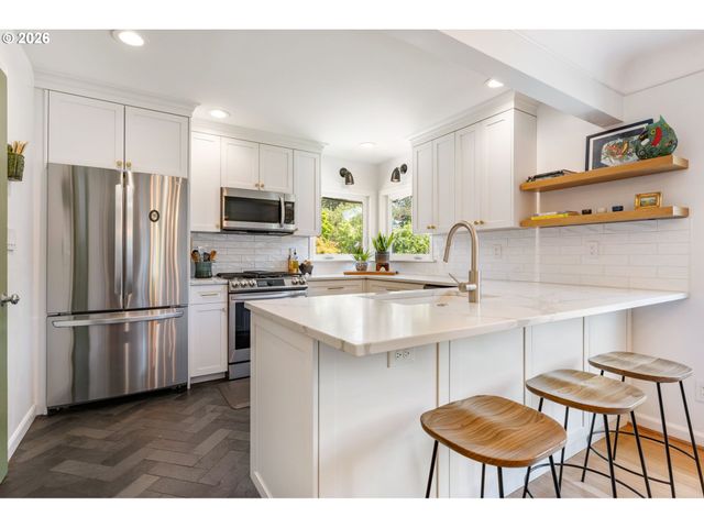 5555 Se STARK St, Portland, OR 97215