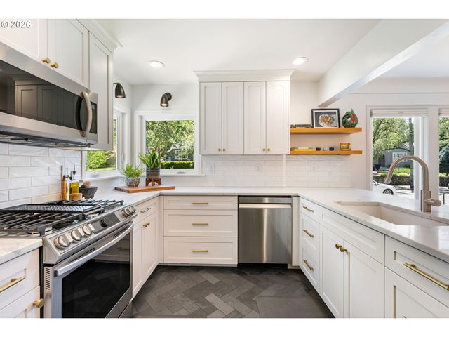 5555 Se STARK St, Portland, OR 97215