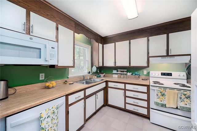 2509 Lanter Ln, Chester, VA 23836