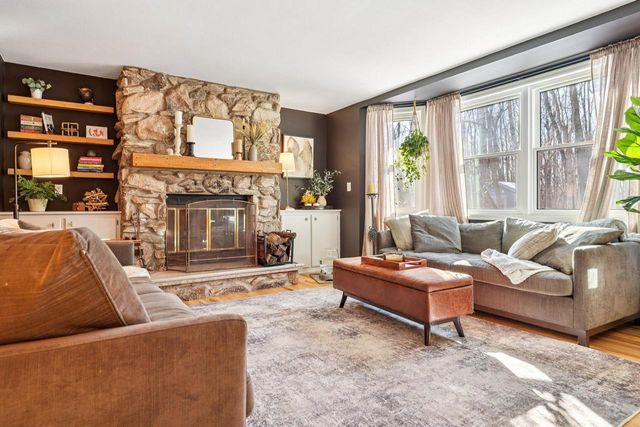 3821 S Sunny View DRIVE, New Berlin, WI 53151