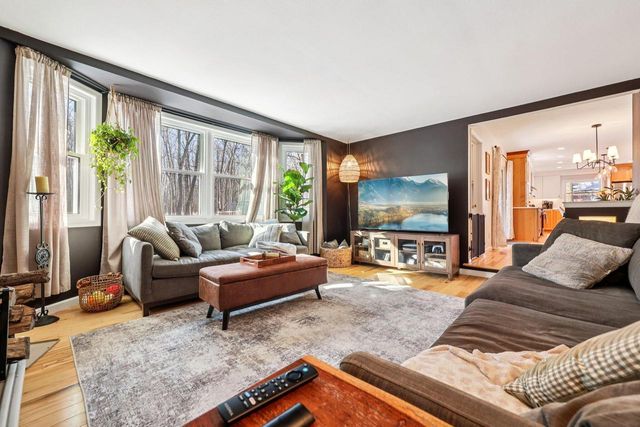 3821 S Sunny View DRIVE, New Berlin, WI 53151