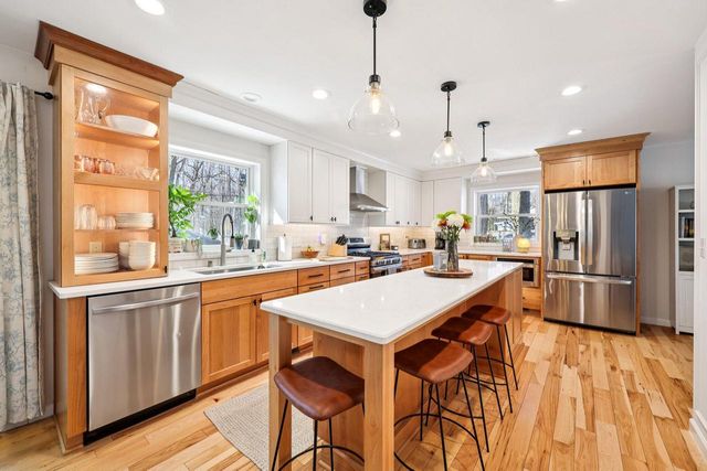 3821 S Sunny View DRIVE, New Berlin, WI 53151