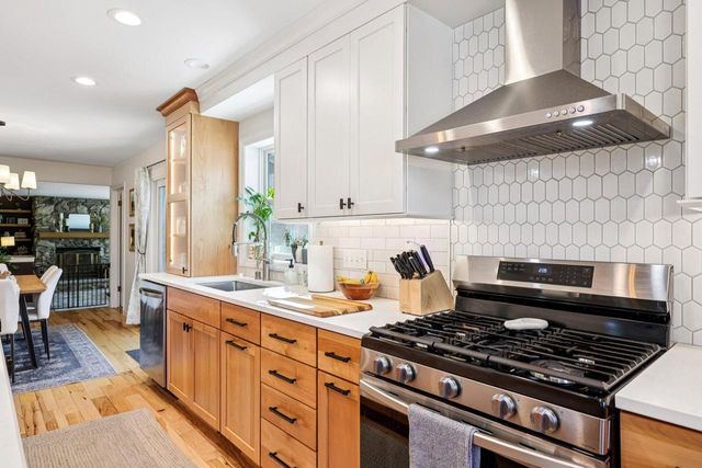 3821 S Sunny View DRIVE, New Berlin, WI 53151