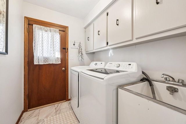 3821 S Sunny View DRIVE, New Berlin, WI 53151