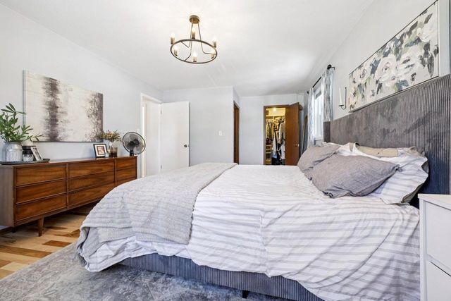 3821 S Sunny View DRIVE, New Berlin, WI 53151