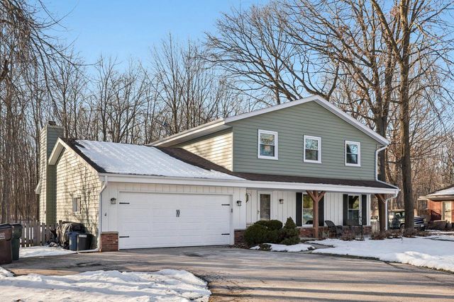 3821 S Sunny View DRIVE, New Berlin, WI 53151