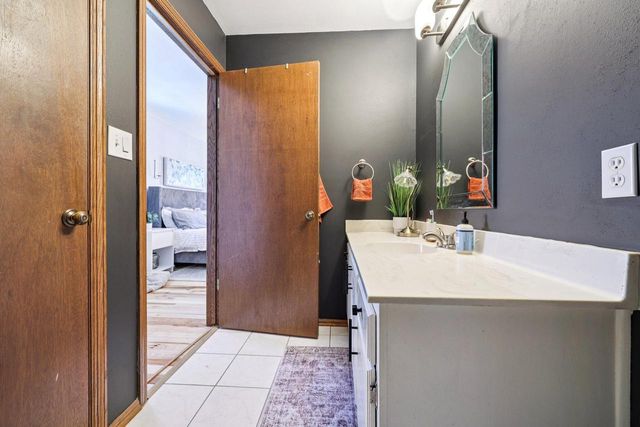 3821 S Sunny View DRIVE, New Berlin, WI 53151